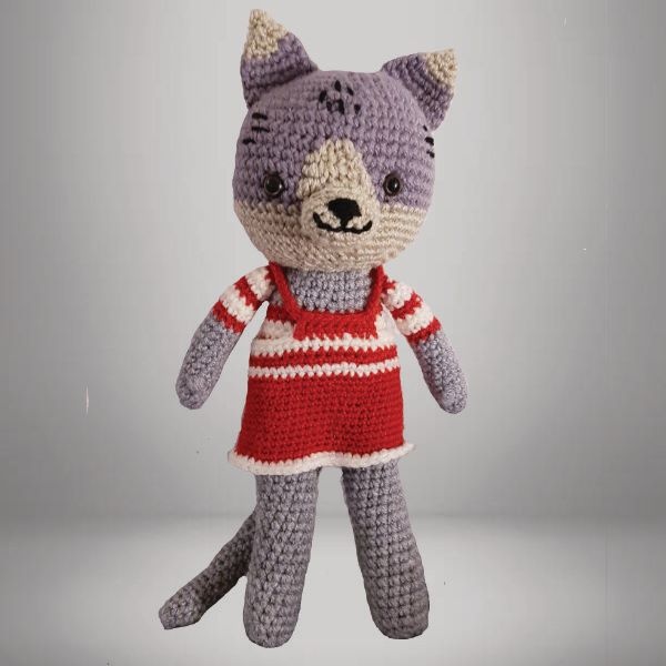 CHATTE GRISE AVEC UNE ROBE ROUGE EN LAINE